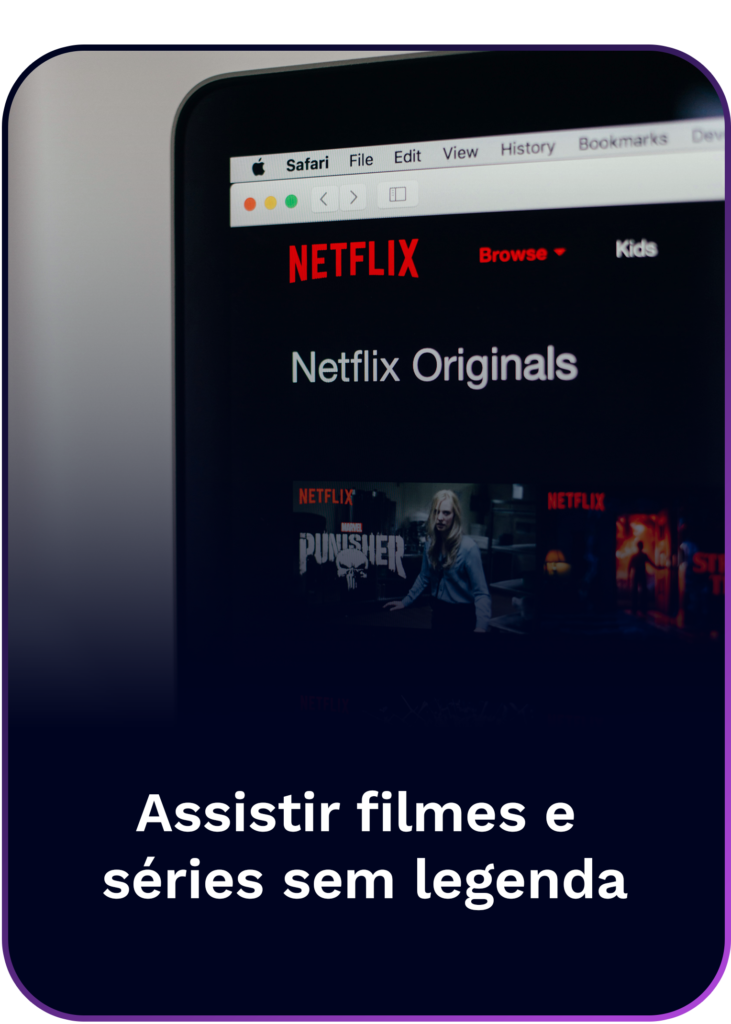 Imagem de notebook com aba de streaming de séries e filmes com frase: Assistir filmes e séries sem legenda